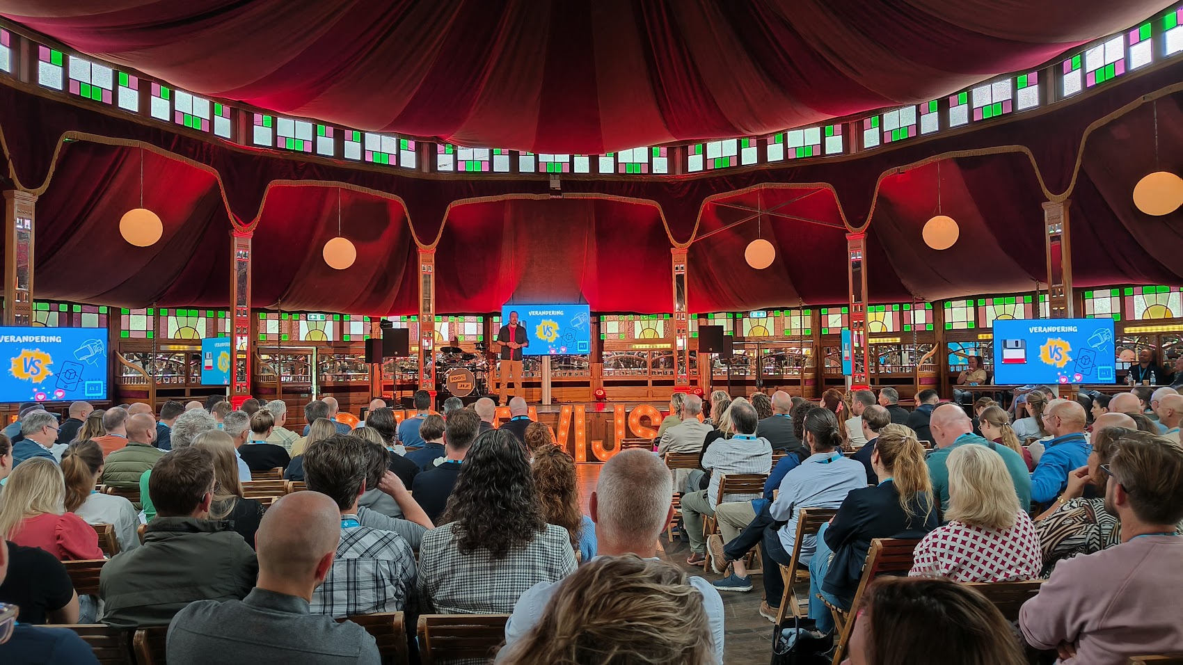 Keynote: Buiten de lijntjes kleuren om meer aan te sluiten bij de belevingswereld van de studenten.